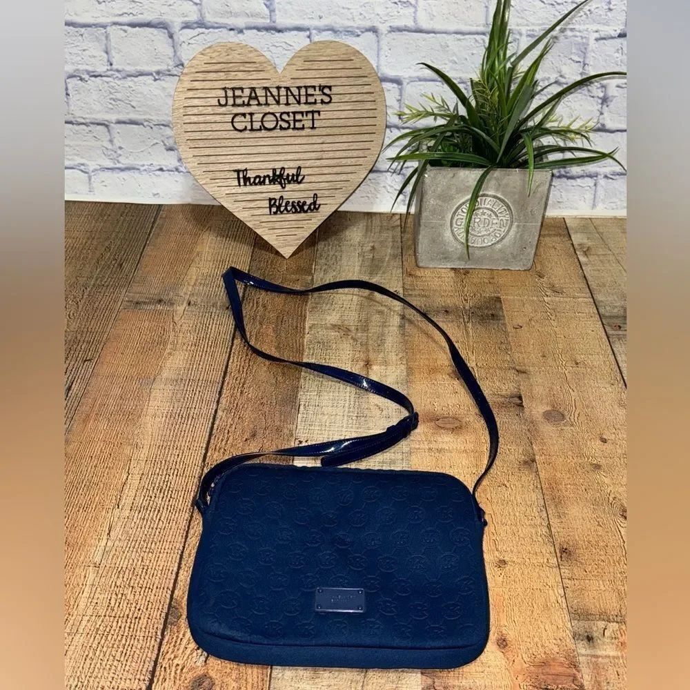 Michael Kors Mono Embossed Neoprene iPad Crossbody Purse Bag
Padded blue